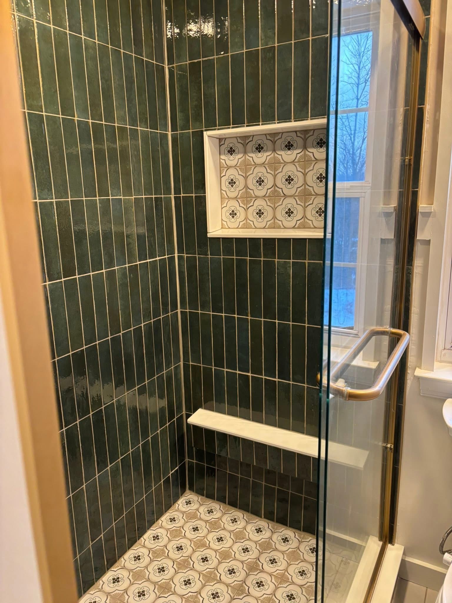 Emerald green tile bath — photo 3