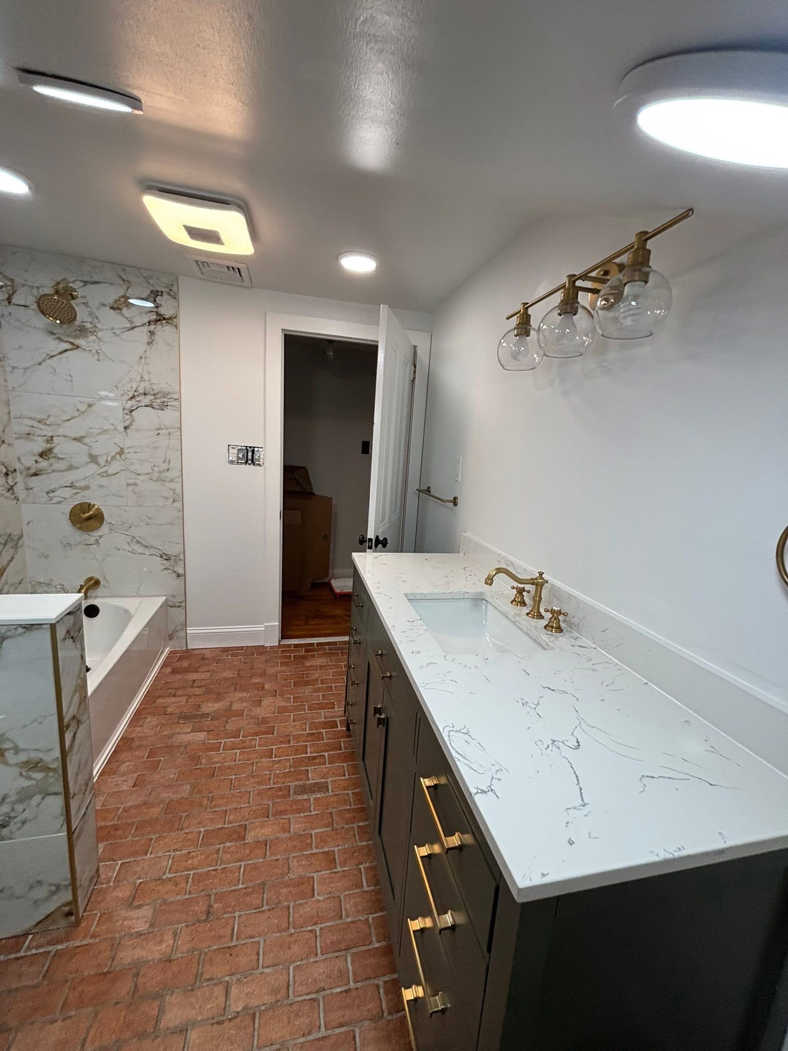 Marble attic bath — photo 2