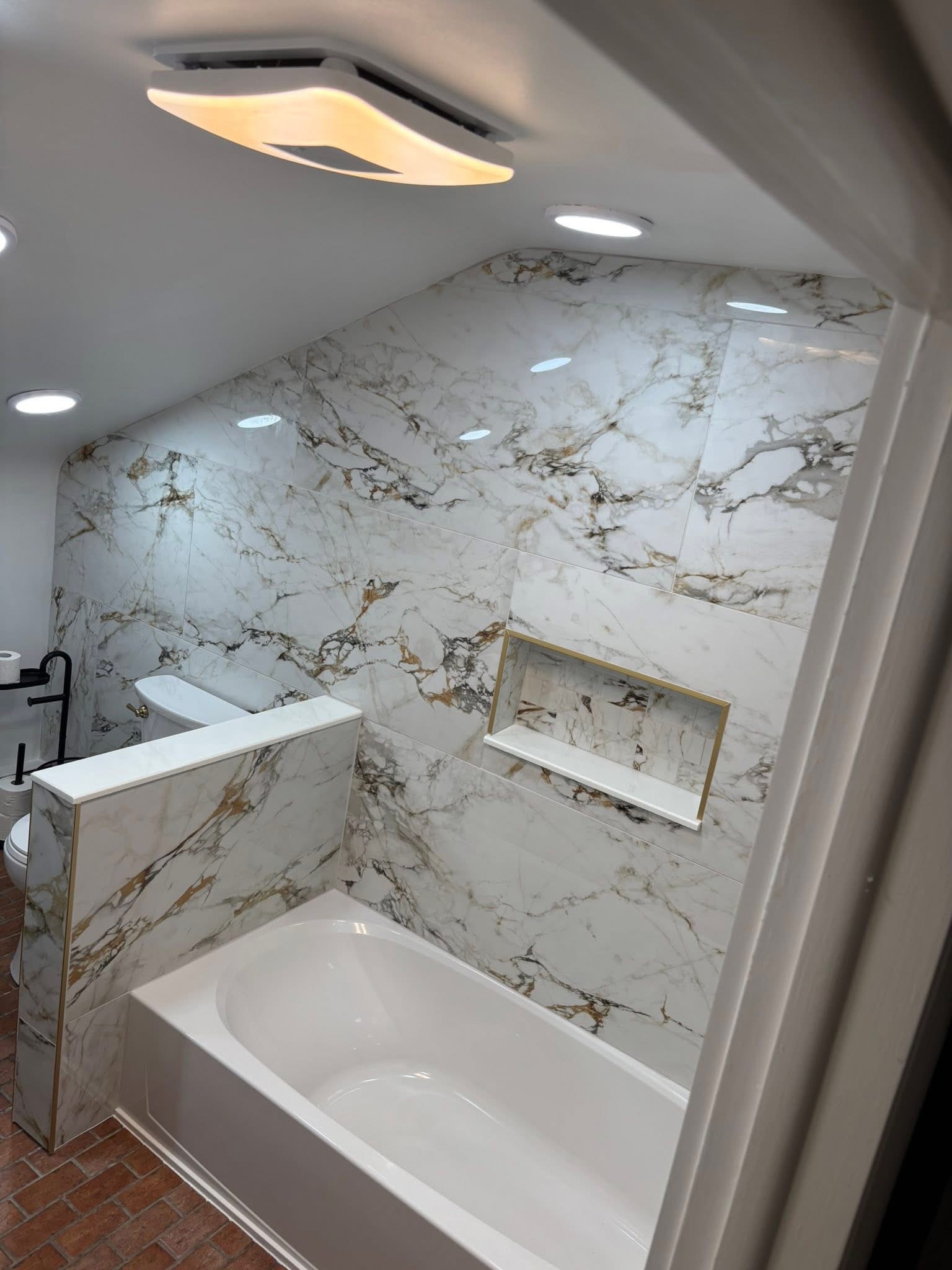 Marble attic bath — photo 3