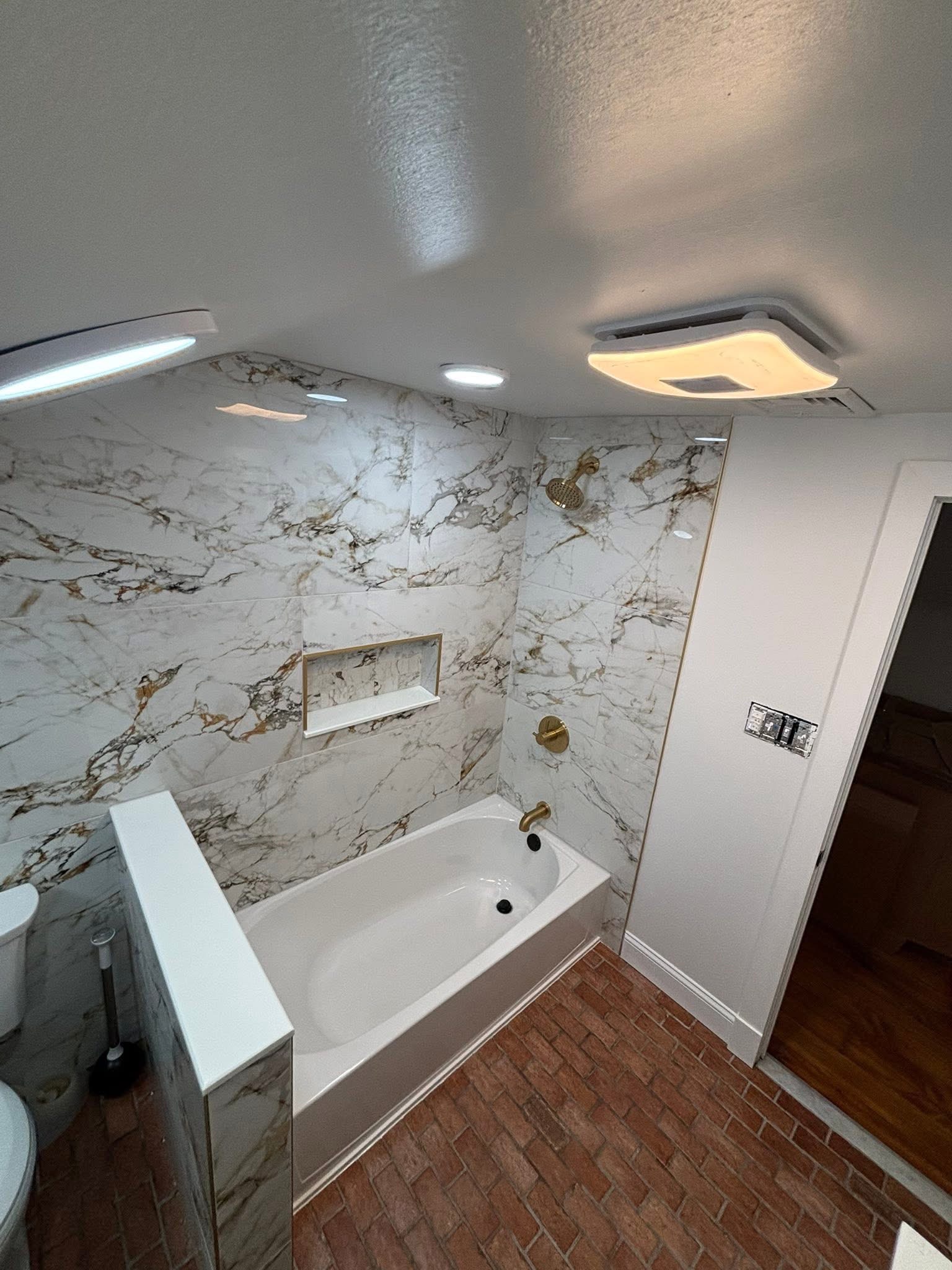 Marble attic bath — photo 4