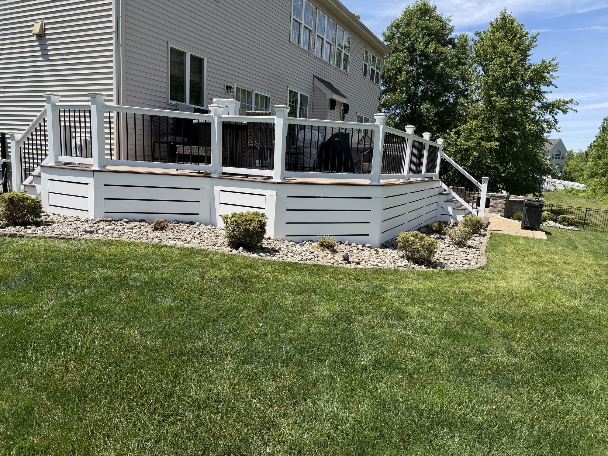 Wraparound composite deck — photo 4